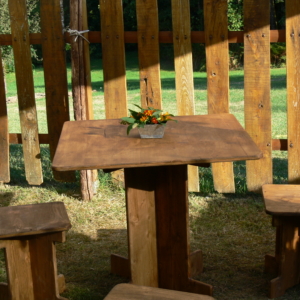 table bistrot carrée en bois - Wood Stock Réception - Gers - Sud Ouest