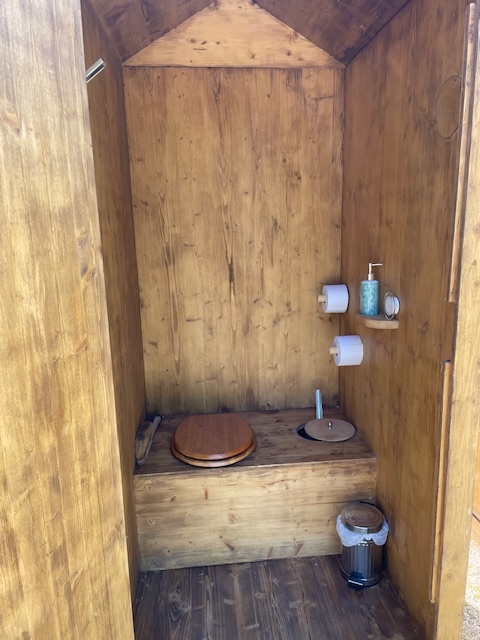 intérieur complet cabane toilettes sèches location toilettes sèches - Wood Stock Réception - Gers - Sud Ouest