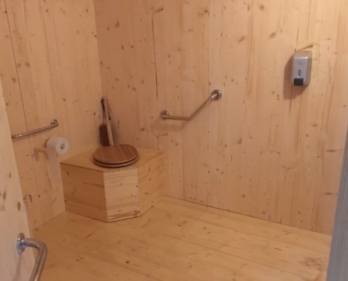 location toilettes séches PMR évenements et réception Gers -Sud Ouest - Wood stock reception - location mobilier bois réception